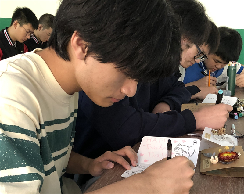 同学们精心准备、细致勾画.jpg