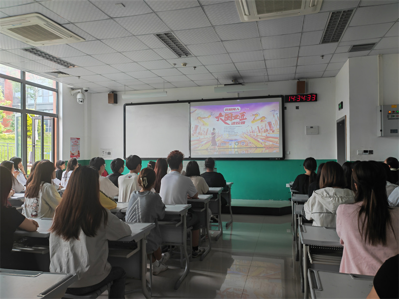 现代学院班级观看活动.jpg