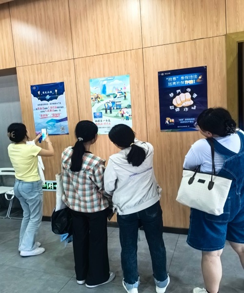 4-学生观摩宣传物品.jpg